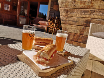 Sandwich and beer 