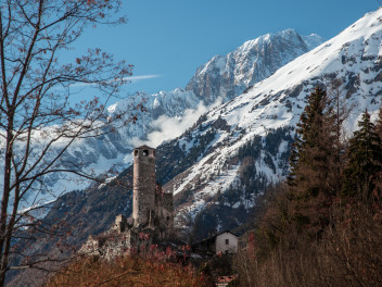 Torre di La Salle sotto al Monte Bianco ph.André Roveyaz